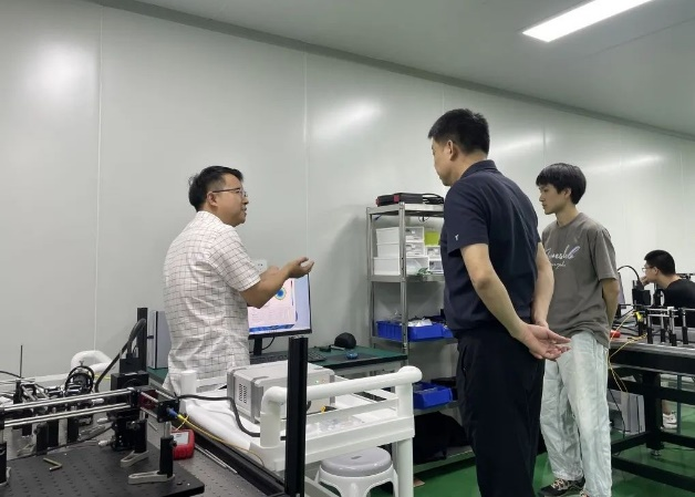 奉化區(qū)委書記胡永光調(diào)研寧波奇鏡科技，并開展座談
